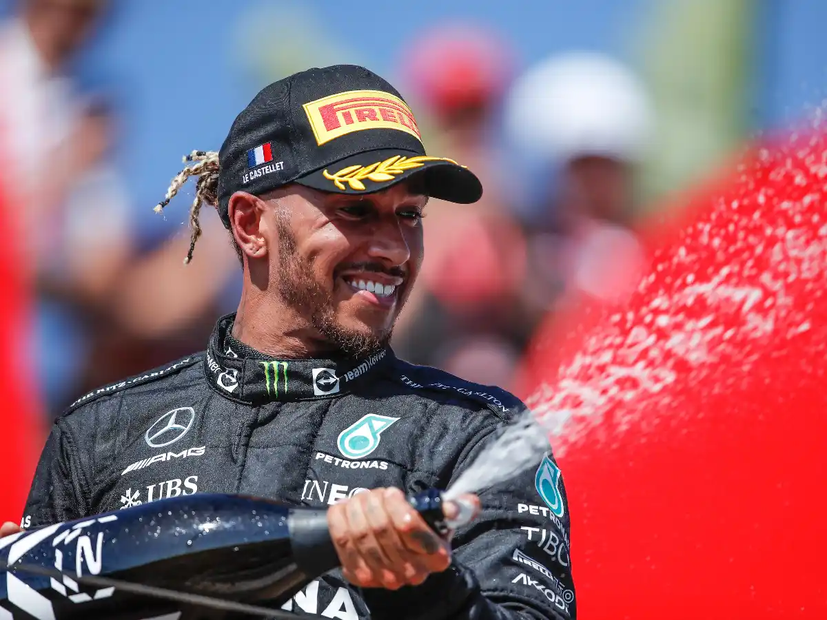 Para Hamilton, Mercedes volverá a pelear por el título 