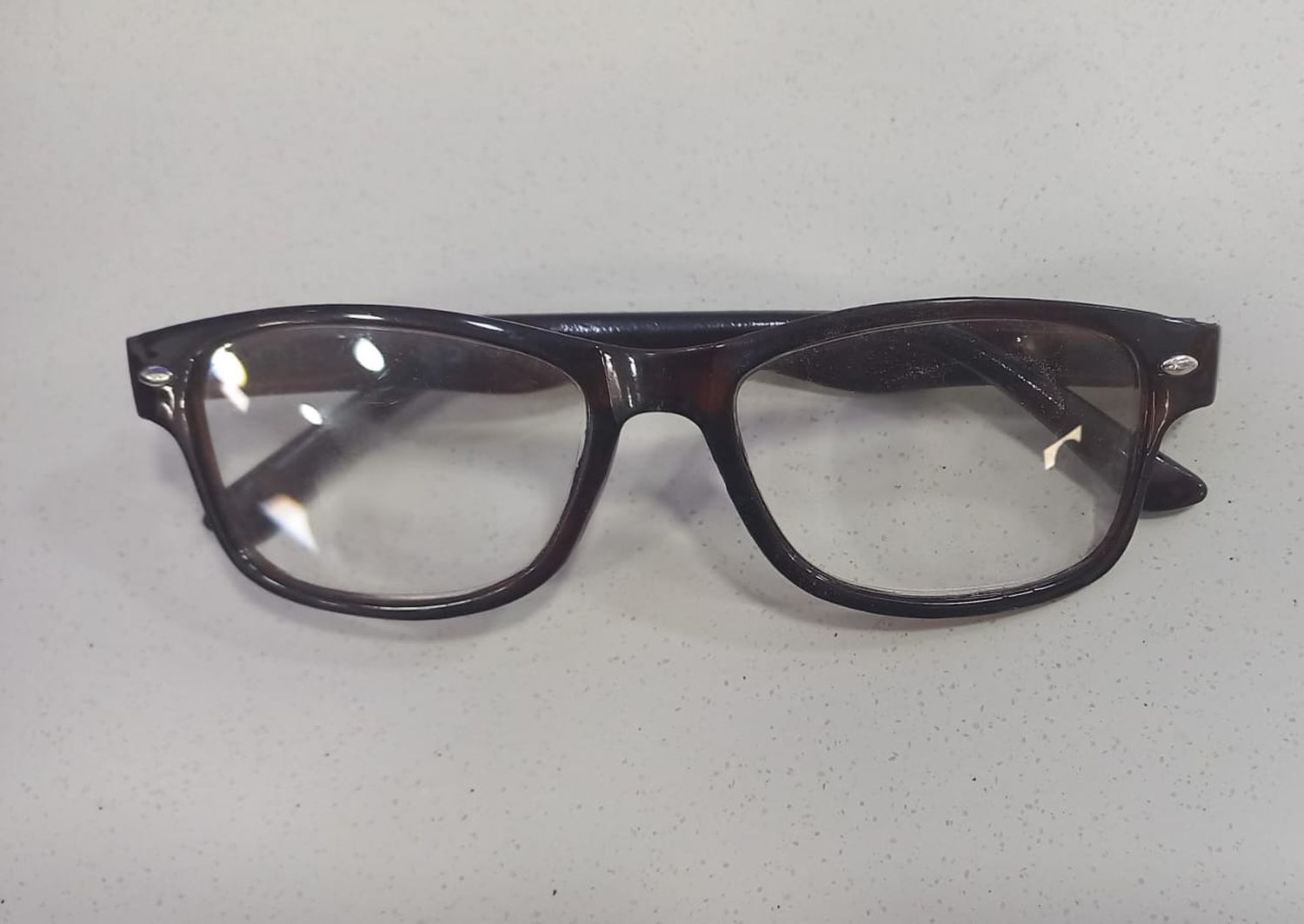 Encontraron anteojos con aumento