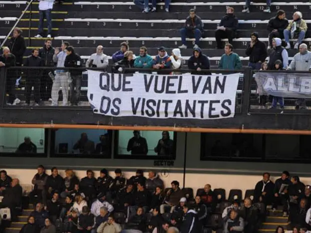 Los hinchas visitantes no volverán a los estadios de la Provincia en 2014