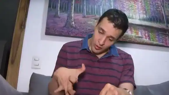 Profesor con enfermedad degenerativa que le afectó su habla creó software para seguir enseñando