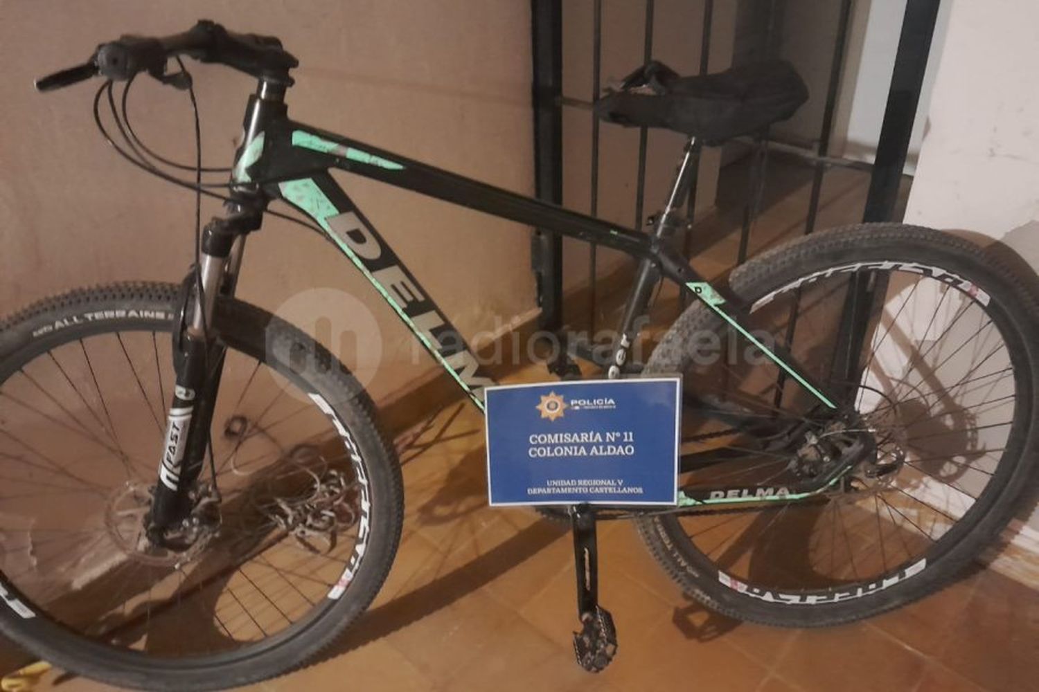 Vieron a la policía, descartaron una bicicleta y escaparon