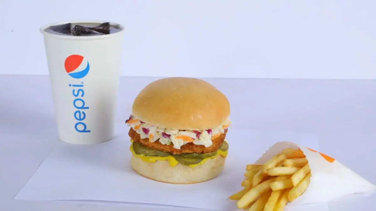 LOCURA TOTAL en Arturo’s por el lanzamiento de la hamburguesa de pollo a $2,99 (Video)