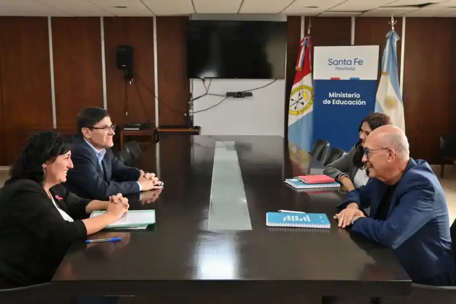 Transición política: Se realizó la primera reunión en el Ministerio de Educación