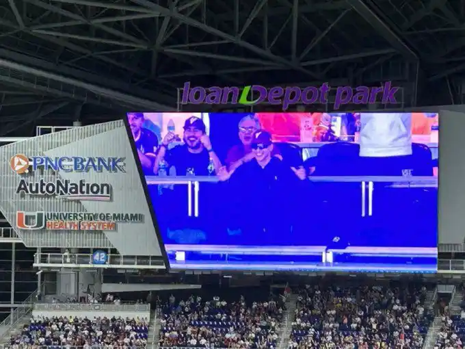 ¡VENEZUELA TIENE UN FANÁTICO ESPECIAL! Daddy Yankee apoya a los criollos en los cuartos en el Mundial de Béisbol