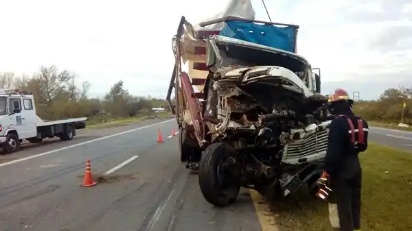 Un camión que transportaba pollos a Gualeguay impactó a otro con cemento