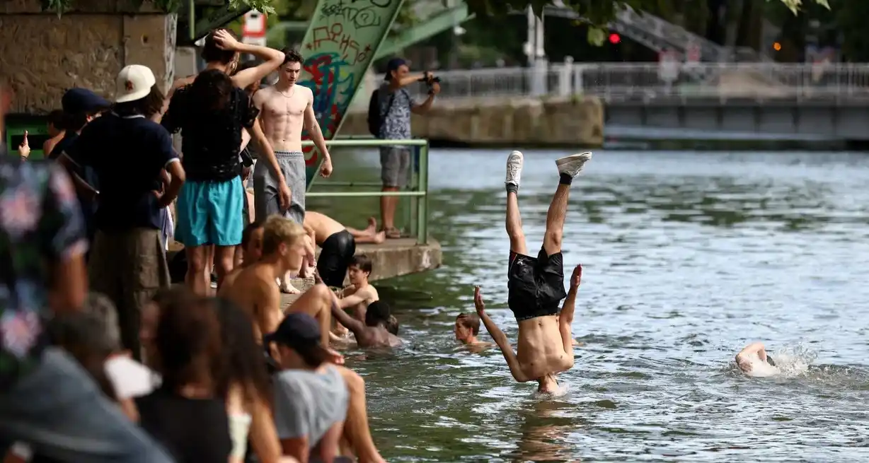 Parisinos, refrescándose en el canal San Martín este miércoles. Reuters.