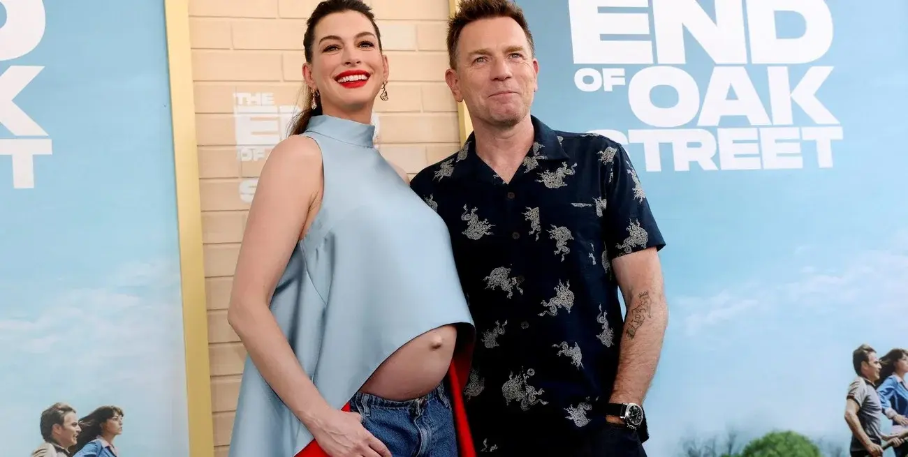 Anne Hathaway deslumbró con su look durante la avant-première en Los Ángele