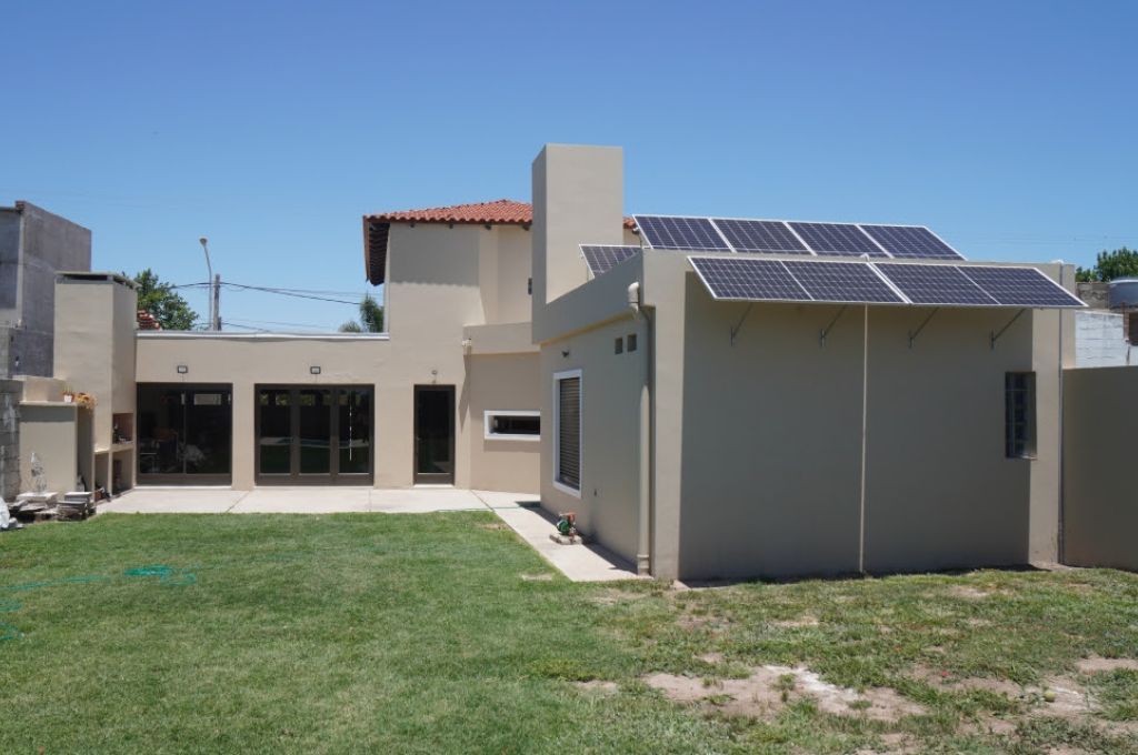 Cuatro familias santafesinas compartirán un techo para generar energía renovable