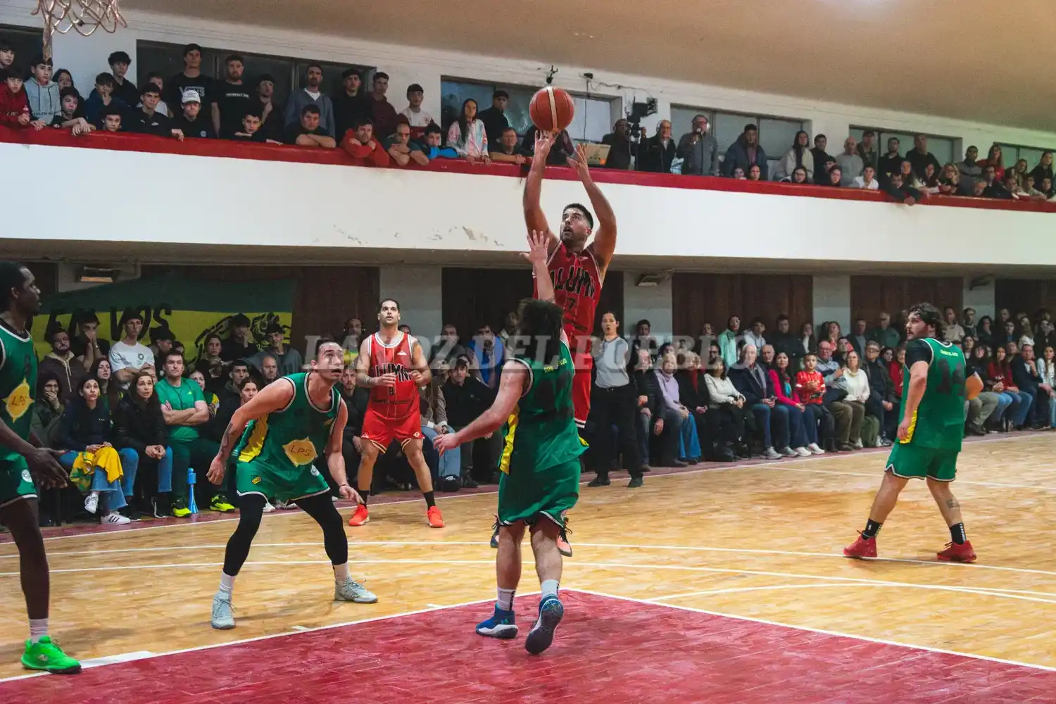 Alumni se impuso de local para forzar el partido desempate. Luna una de las claves del partido tira dentro del perimetro (Nahuel La Grutta)