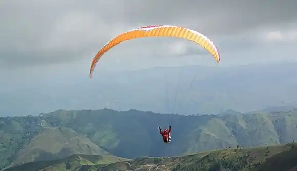 Buscan a mujer parapentista que se vino a tierra en el parque nacional El Ávila