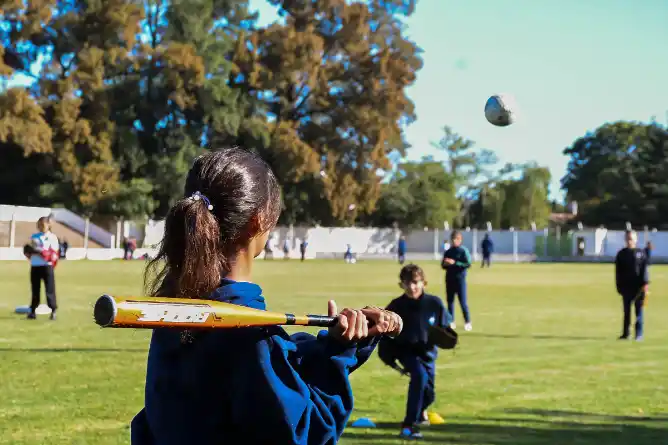 Encuentro intercolegial de softbol en Chascomús