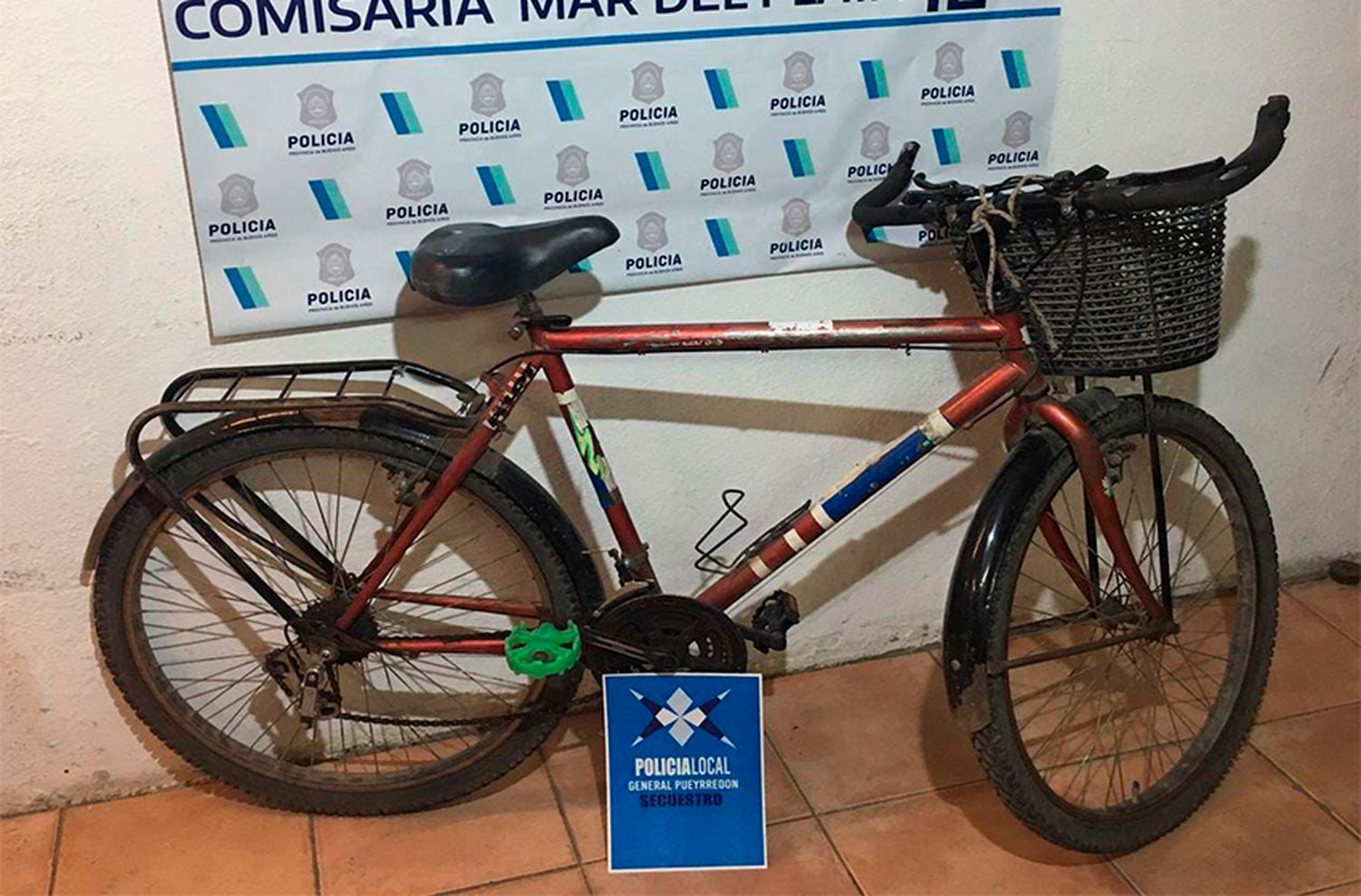 Se le tiró encima y lo golpeó para robarle la bicicleta