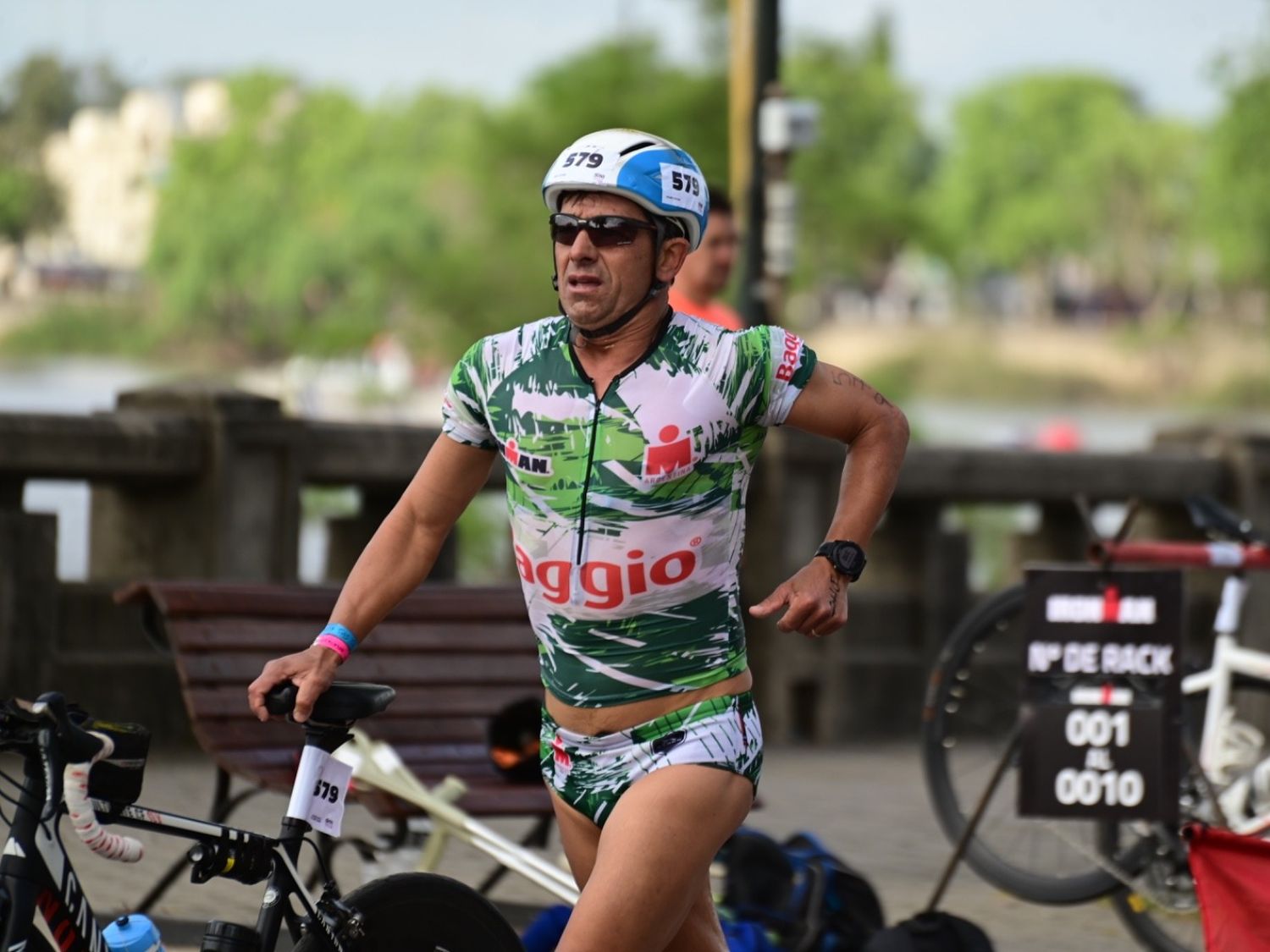 Pese a un error en el tramo de ciclismo, "Pichi" Fariña voló en el  Triatlón de Paraná y logró un subcampeonato