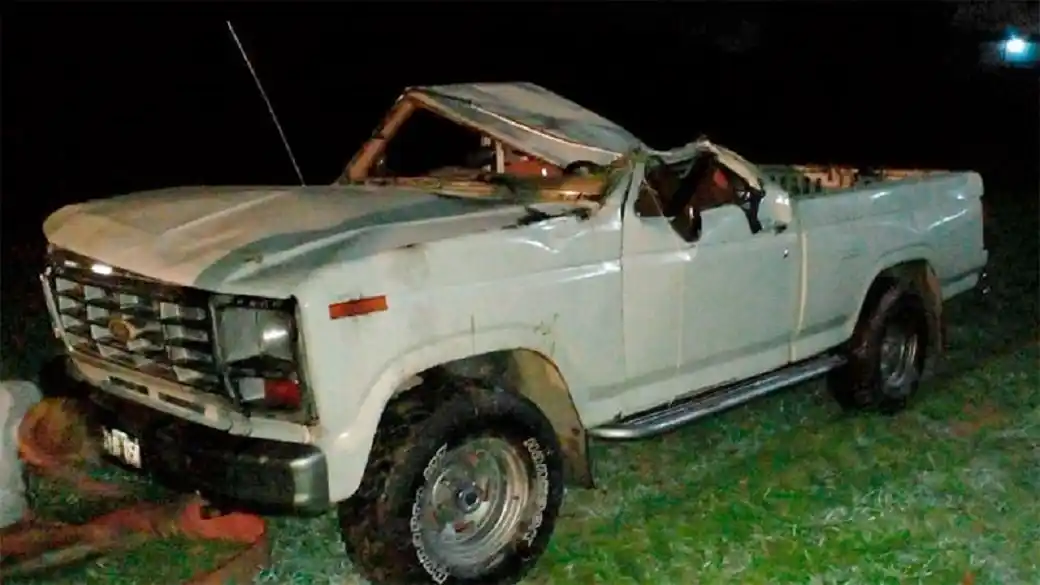 Perdió el control de la camioneta y volcó en una alcantarilla