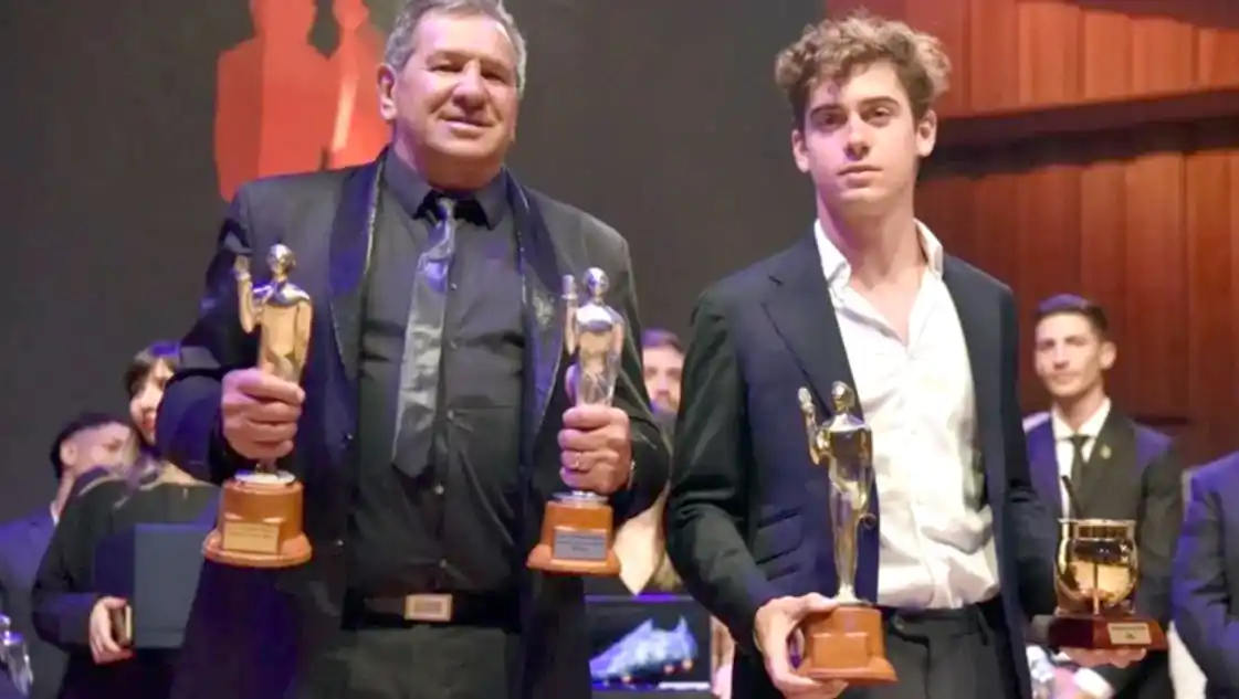 El papá de Emiliano y Colapinto, con el premio en sus manos. Foto: prensa Olimpia
