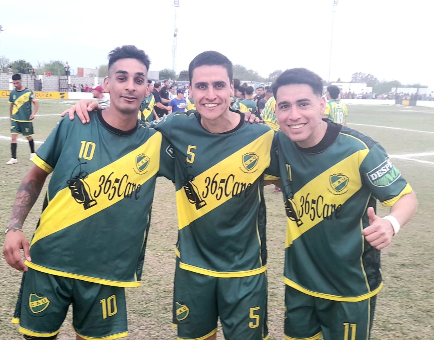 Si estos no son rostros felices, la felicidad donde está?. Matías Giménez, autor del primer gol; Lucas Etchevert del segundo y quien hizo la habilitaciones para ambas conquistas: Facundo Ricalde.