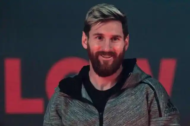 Mientras negocia con el Barcelona, La Pulga ya renovó con Adidas