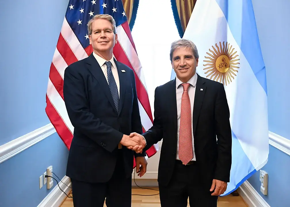 El ministro de Economía, Luis Caputo, junto a secretario del Tesoro, Bessent