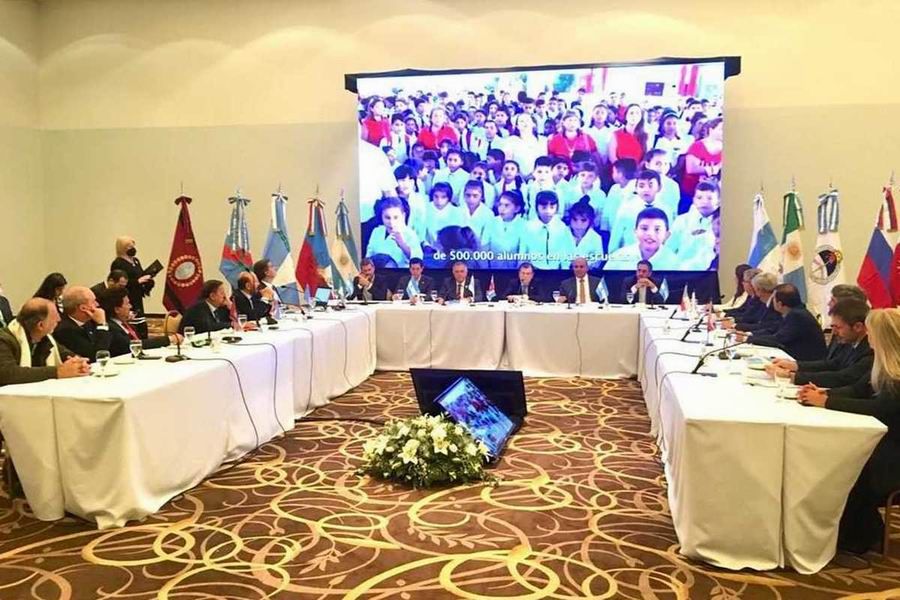 Gobernadores de distintas ideologías 
conviven hermanados por los mismos problemas