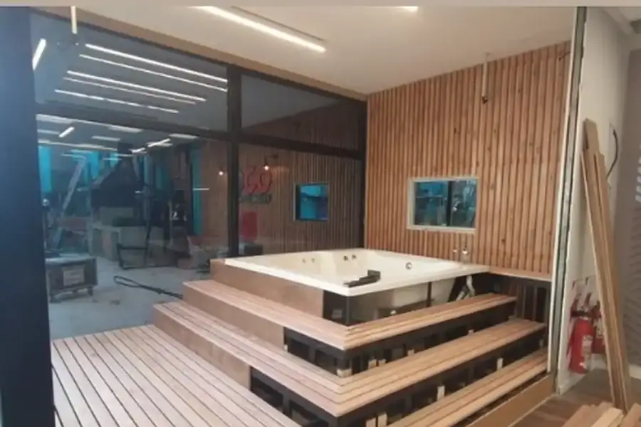 El yacuzzi, ya instalado en la casa más famosa de la Argentina
