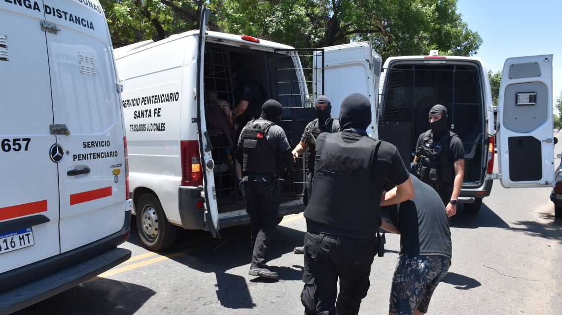 Traslado de reclusos desde comisaría rosarina.