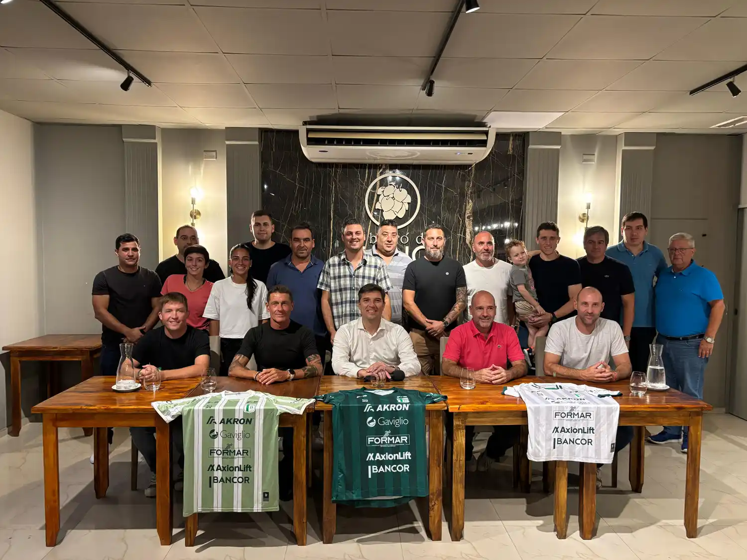 El oficialismo presentó su lista para las elecciones.