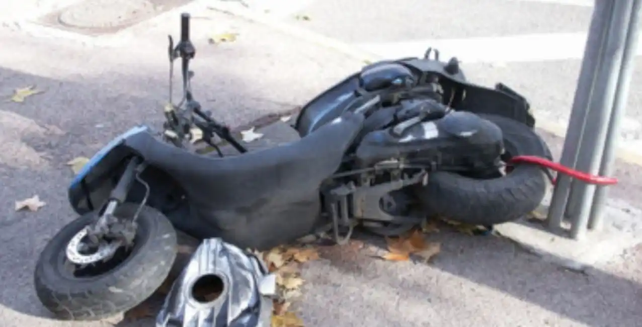 Un niño salía del jardín de infantes junto a su tío, se cayó de la moto y murió aplastado por un camión