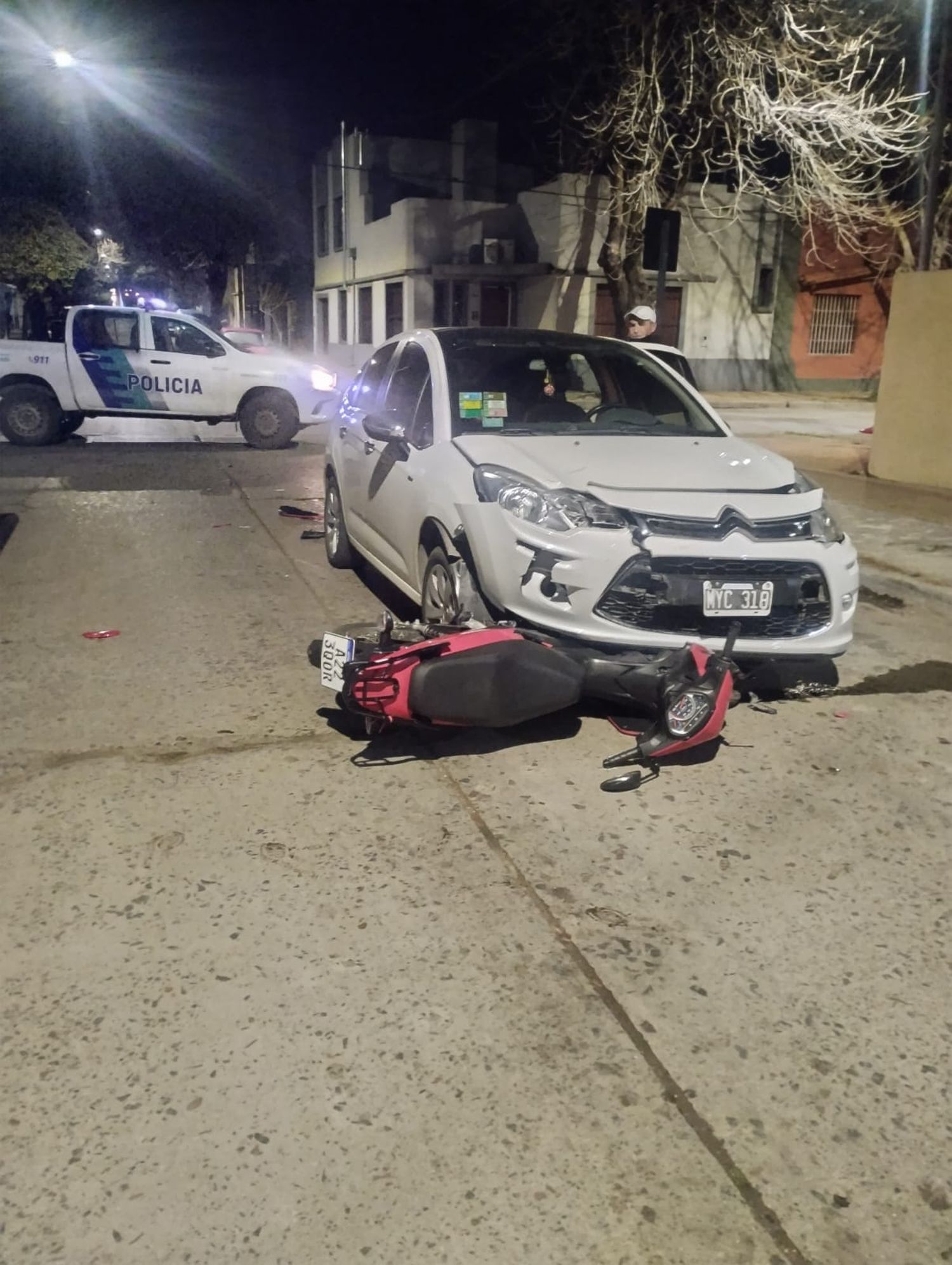 Una motociclista fue hospitalizada tras protagonizar un accidente en Villa Italia