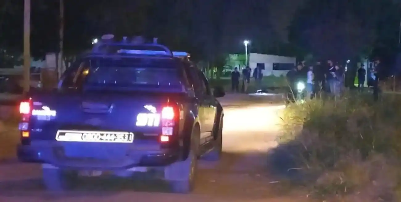 La policía encontró la cuchilla ensangrentada muy cerca de donde detuvo al sospechoso.