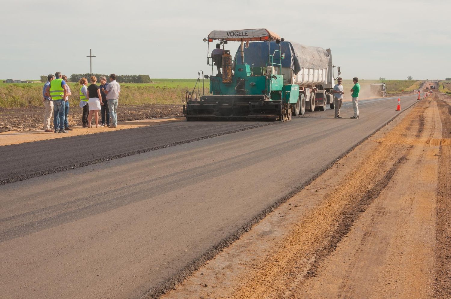 Ruta 51: Comenzó la colocación de la carpeta asfáltica en un tramo