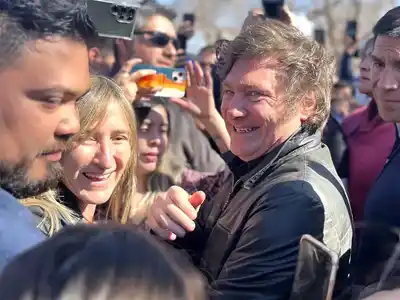 Milei hizo una caravana por Mendoza y pidió no "volver al modelo comunista que nos fundió"