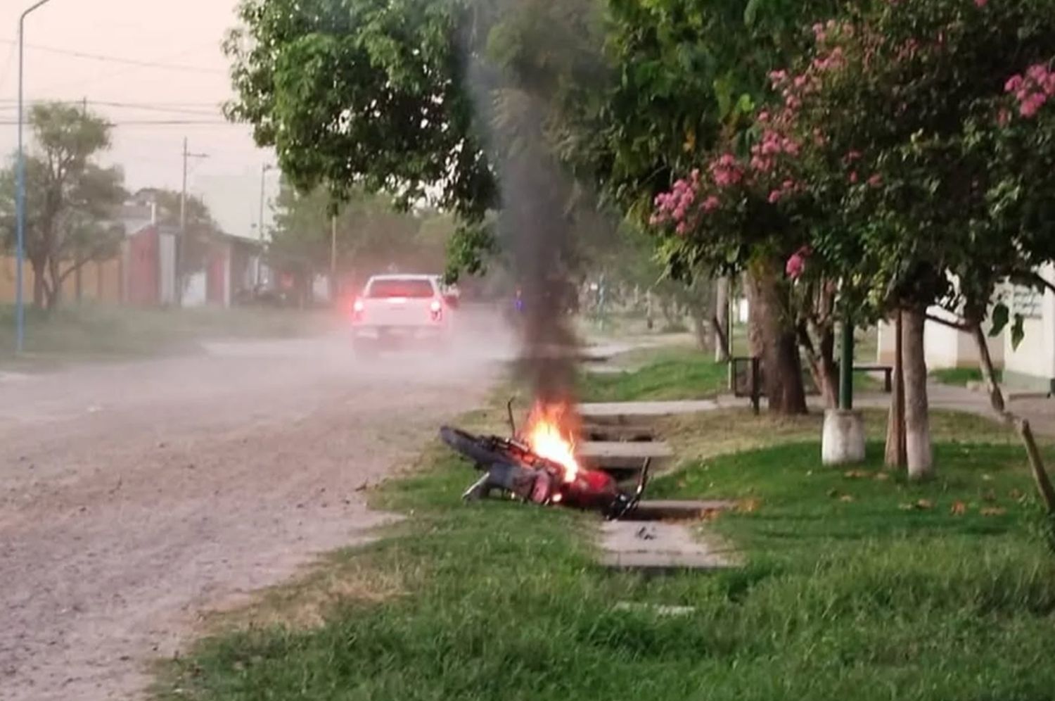 Una violenta pelea habría terminados con heridos y una moto incendiada en San Cristóbal