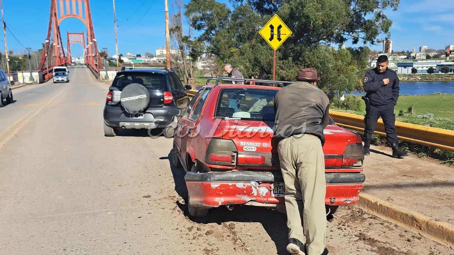autos choque puente colgante