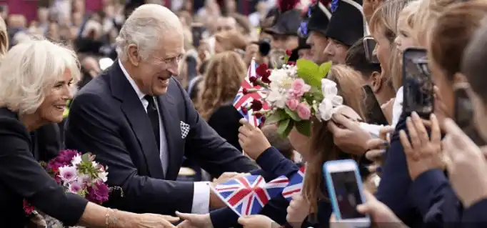 Carlos III y Camila hacen esfuerzos por agradar a los británicos. Foto AFP