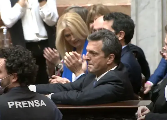 Massa ministro: Emocionado, renunció a la banca de diputado y a la presidencia donde asume Cecilia Moreau