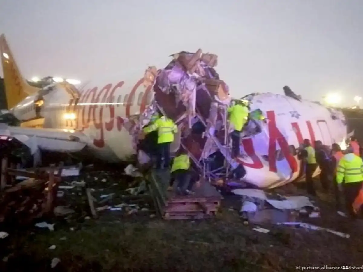 Avión se sale de pista en Turquía al aterrizar y se parte en dos