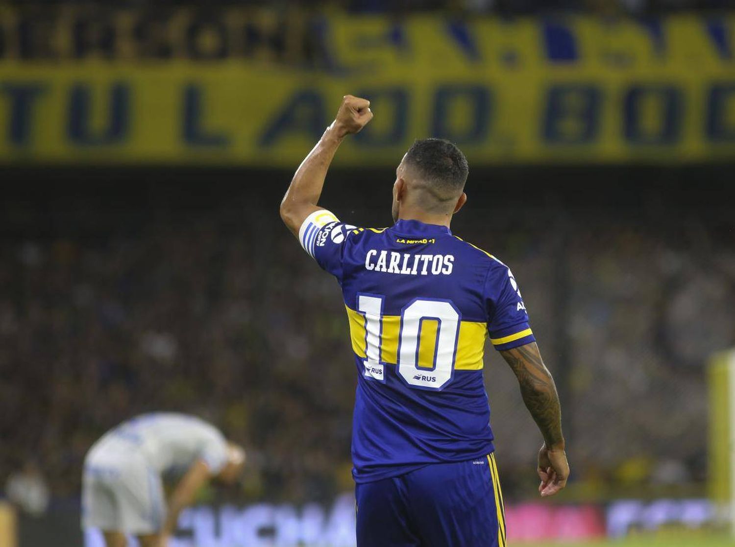 Carlos Tevez anunció que seguirá en Boca y donará el dinero de su contrato a una ONG