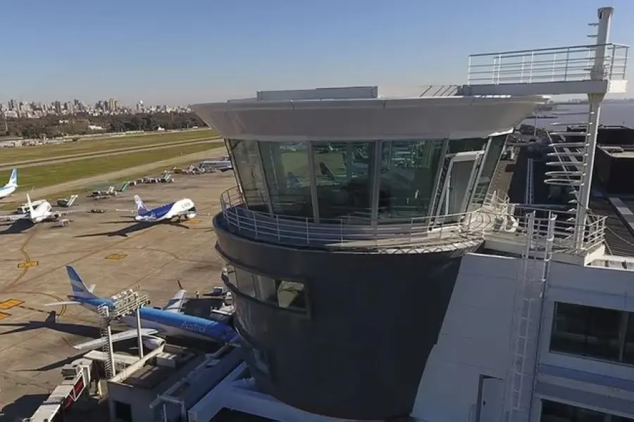 Inquietante episodio en Aeroparque: una mujer ingresó a una zona restringida y llegó hasta la torre de control