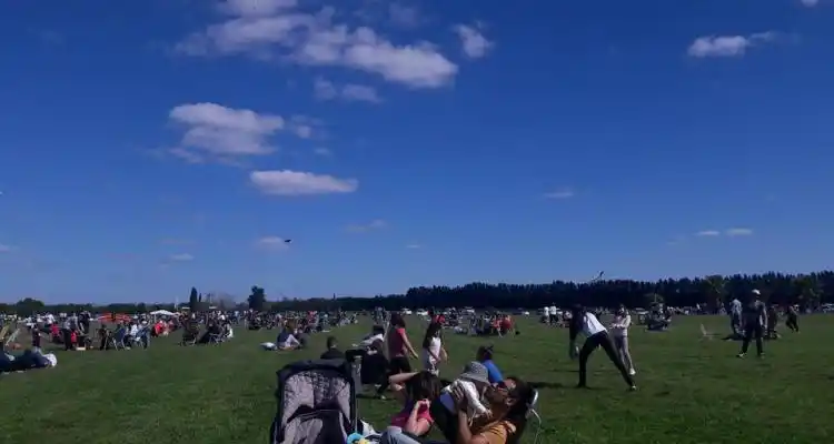 Una multitud en la segunda jornada de Megafestival del aire en el aeroclub