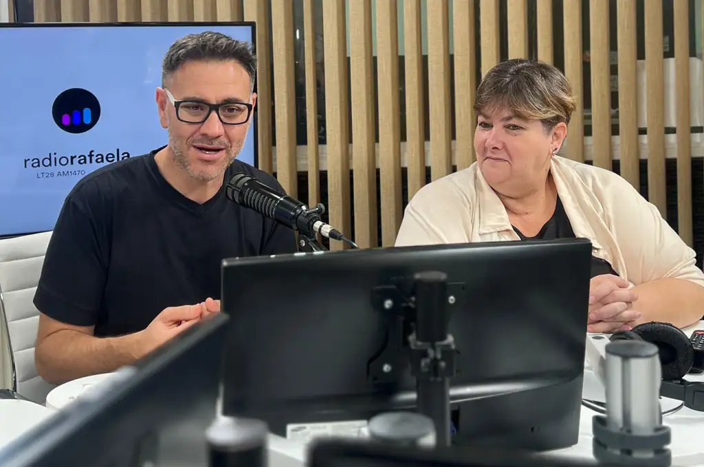 Pablo Miassi y Mariana Bertolín, en los estudios de este medio | Crédito: RADIO RAFAELA