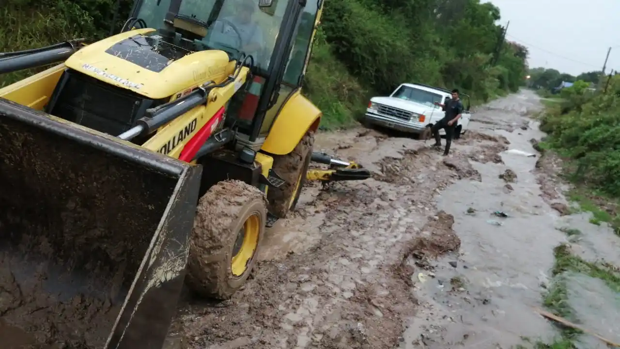 Las fuertes precipitaciones produjeron desbordes e inundaciones en calles y casas
