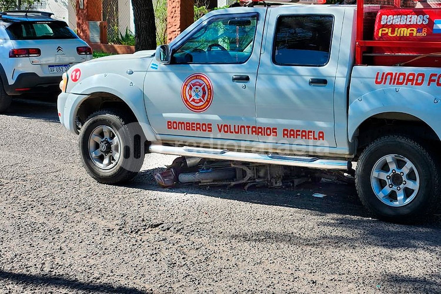 Impactante accidente: una camioneta pasó por arriba de una moto y no terminó grave de milagro