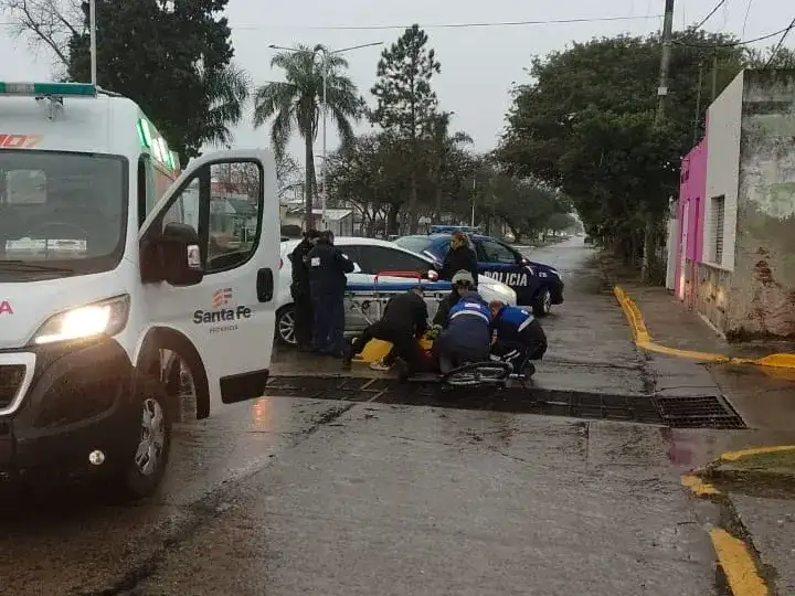 Mañana accidentada en Rafaela: un auto chocó con una bici, una persona requirió atención médica - 1