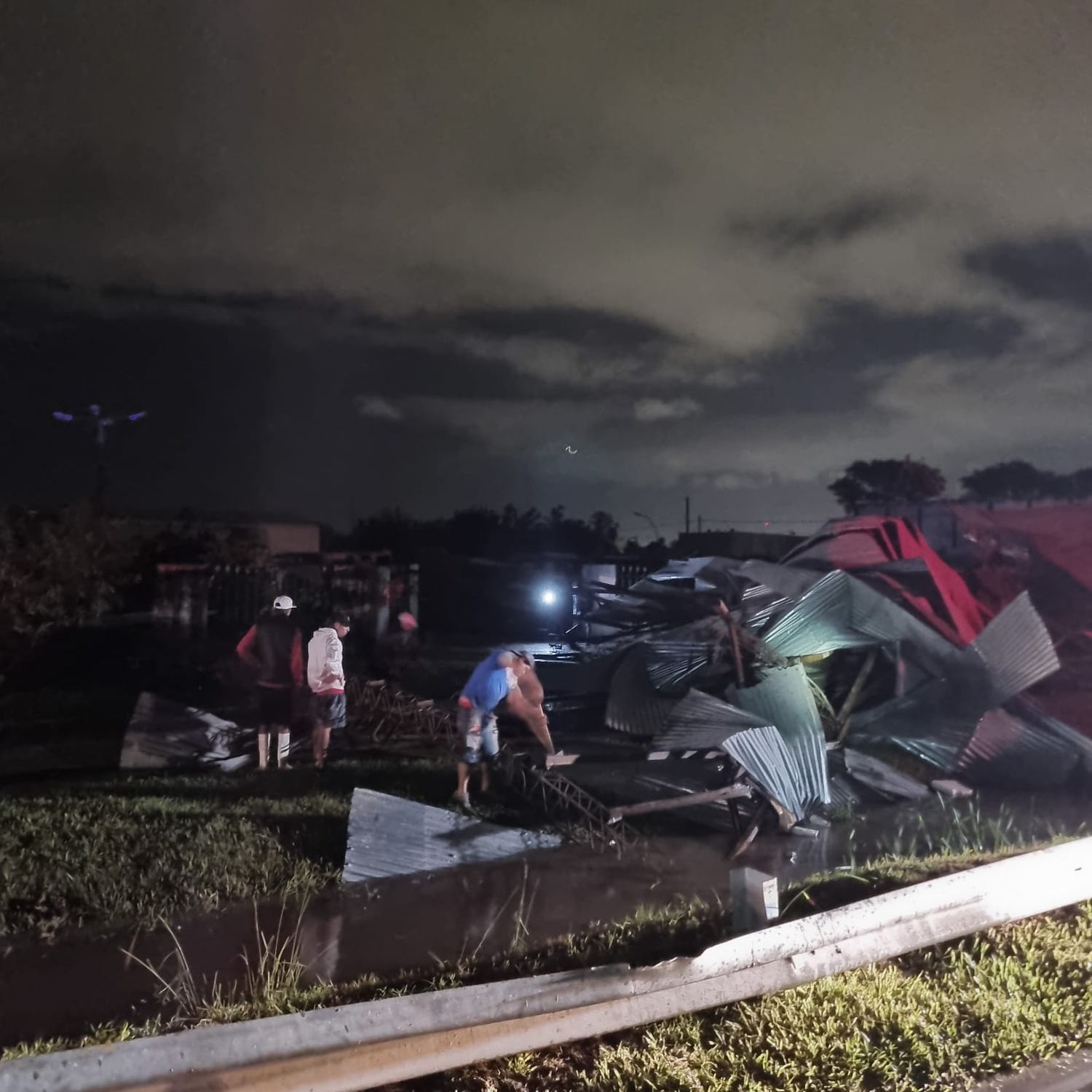 En Av. Rosario de Santa Fe, a pocos metros del camino interprovincial, el viento desprendió parte de la estructura de un galpón.