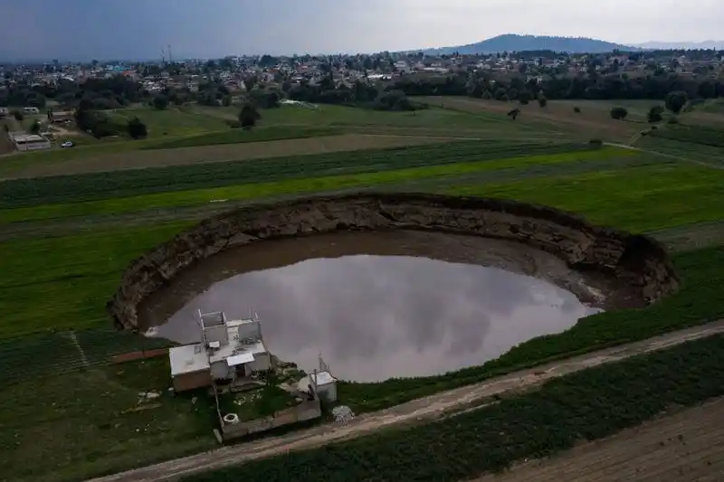 Es del tamaño de una cancha de futbol: ¿Seguirá creciendo el socavón en México?