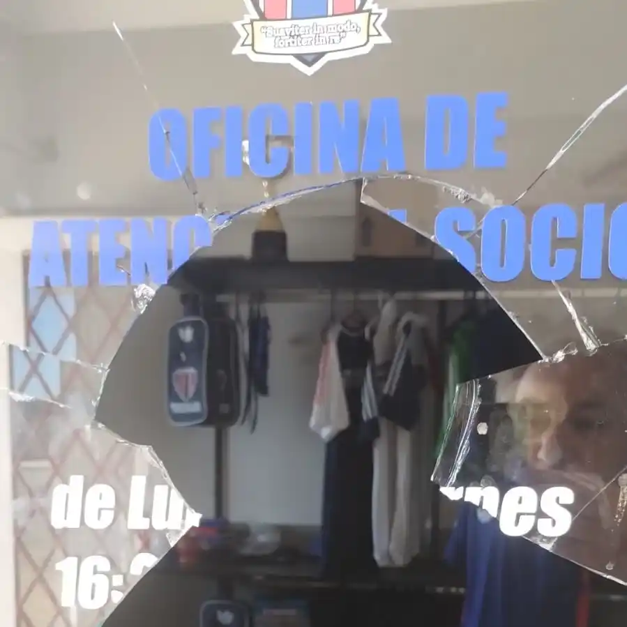 Uno de los vidrios alcanzados por el accionar delictivo.