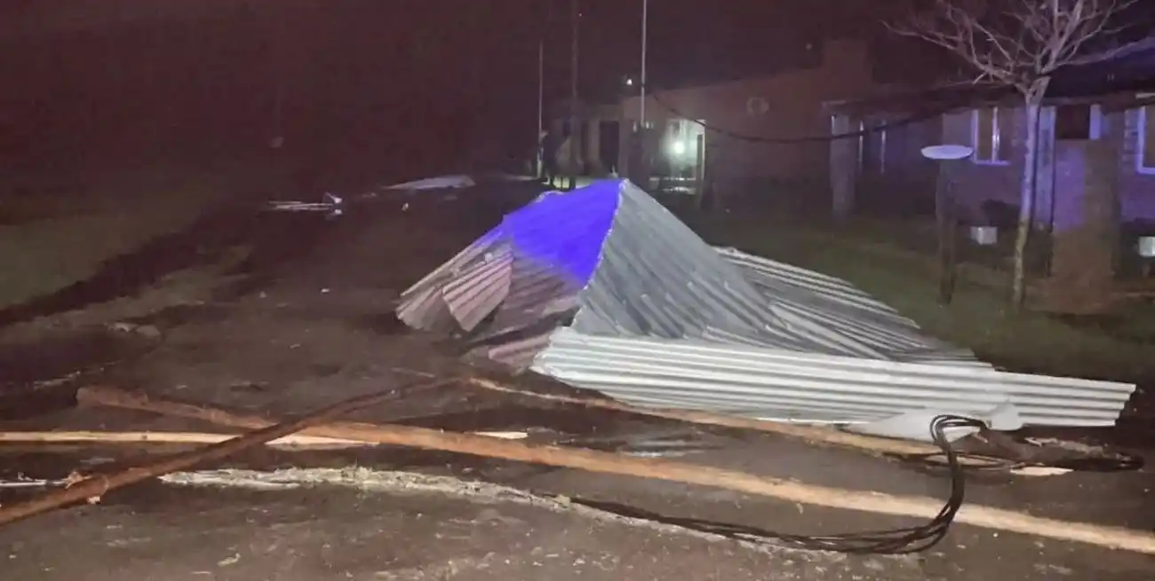 Las ráfagas de viento, de gran intensidad, provocaron que varias viviendas perdieran sus techos, dejando a familias damnificadas. Foto: Gentileza Canal 14 Romang