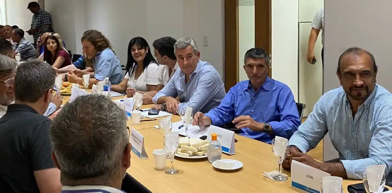 Reunión paritaria en la Provincia: el Gobierno ofreció 3% y los gremios estatales rechazaron la propuesta por insuficiente.