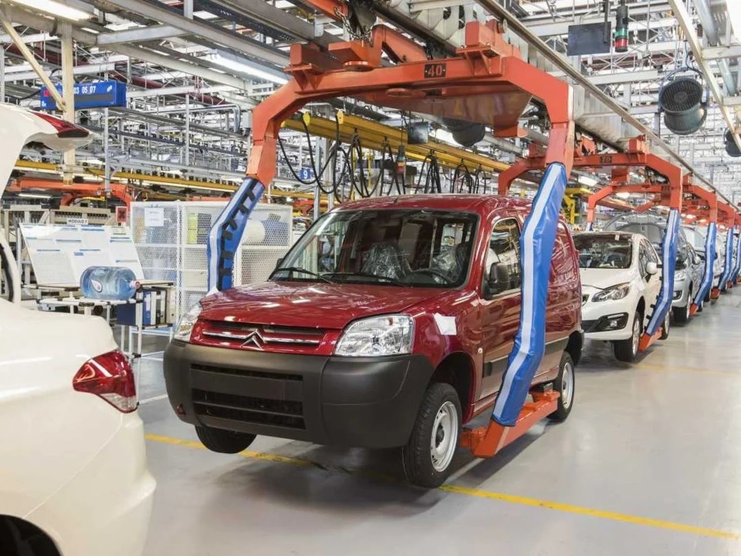 La llegada de nuevas marcas reactivaría las inversiones en el sector automotriz