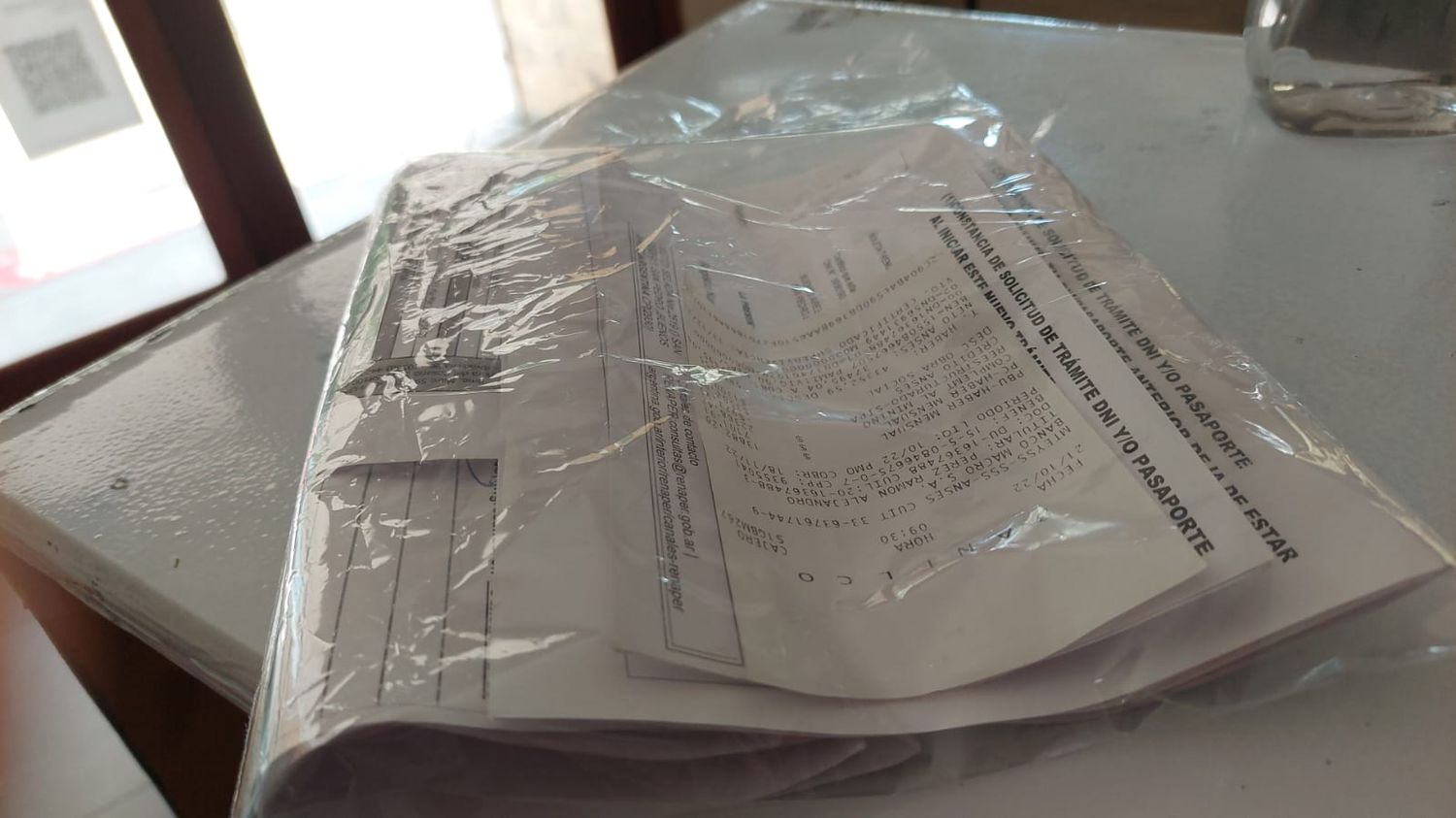 Papeles de trámites encontrados en el colectivo